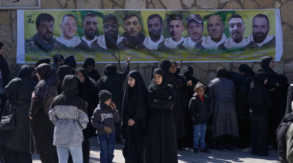 مشيعون يشاركون في تشييع عناصر من «حزب الله» قتلوا بقصف إسرائيلي تزامن مع إنزال جوي في بلدة الخريبة بشرق لبنان (أ.ب)