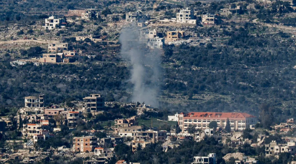 تصاعد الدخان في لبنان عقب قصف إسرائيلي كما يُرى من الحدود الإسرائيلية اللبنانية (رويترز)