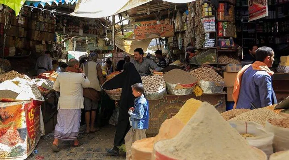 القدرة الشرائية لليمنيين مهدَّدة بمزيد من التدهور بعد اندلاع الحرب ضد إيران (أ.ف.ب)