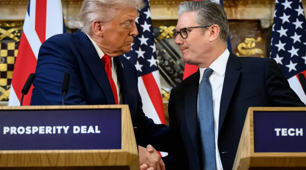 Birleşik Krallık Başbakanı Keir Starmer, 18 Eylül 2025 tarihinde Birleşik Krallık’a yaptığı resmi ziyaret sırasında ABD Başkanı Donald Trump ile tokalaşıyor. (Reuters)