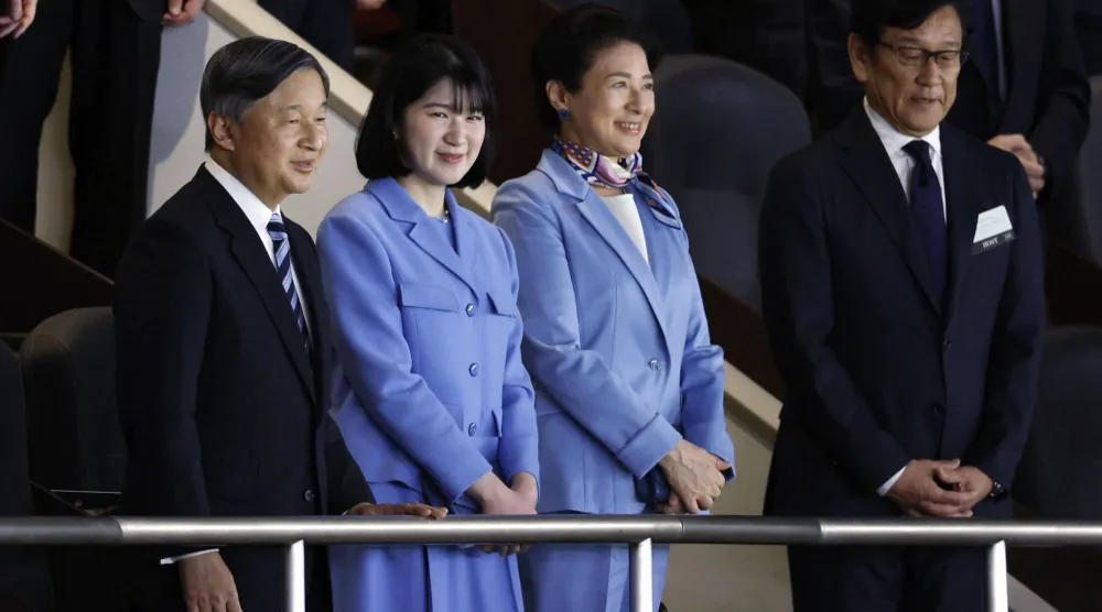 إمبراطور اليابان ناروهيتو والإمبراطورة ماساكو وابنتهما الأميرة آيكو حضروا مواجهة اليابان وأستراليا (أ.ب)