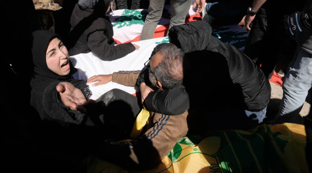 امرأة تنتحب أثناء تشييع جنود في الجيش اللبناني ومقاتلين من «حزب الله» قتلوا خلال التصدي لإنزال إسرائيلي في شرق البلاد (أ.ب)