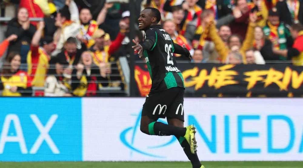 سعود عبد الحميد يحتفل بهدفه الأول في مرمى متز (أ.ف.ب)