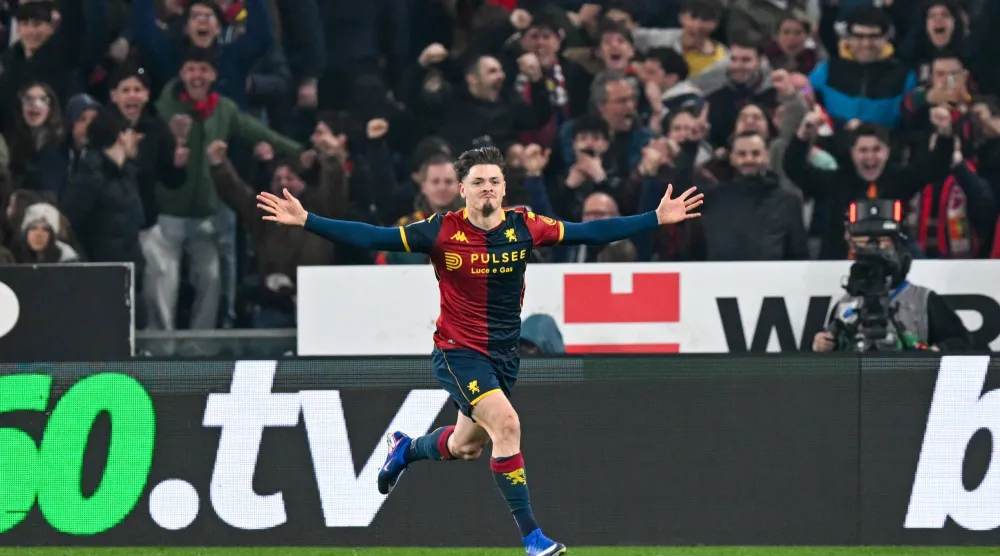 البرتغالي فيتينيا يحتفل بتسجيله هدف الفوز لجنوا في مرمى روما (أ.ب)