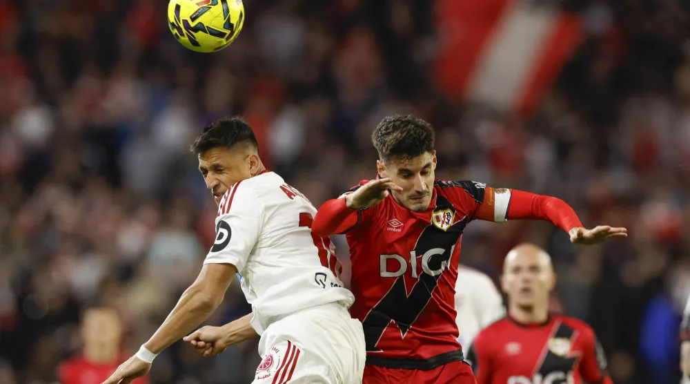 التعادل الإيجابي حسم مواجهة إشبيلية وضيفه رايو فايكانو (إ.ب.أ)