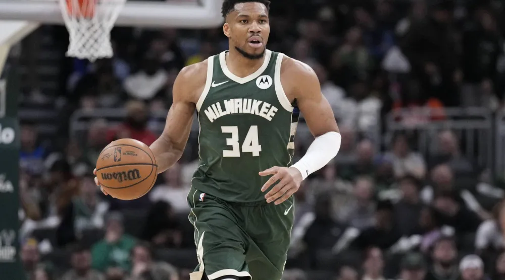 يانيس أنتيتوكونمبو لاعب فريق ميلووكي باكس (رويترز) 