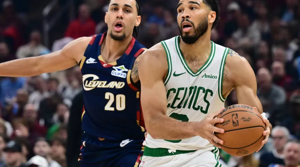 جايسون تايتوم (يمين) تألق في فوز سلتيكس على كافالييرز (رويترز)