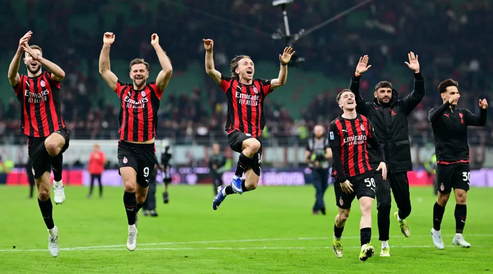 لاعبو ميلان يحتفلون مع جماهيرهم بالفوز على انتر (رويترز)