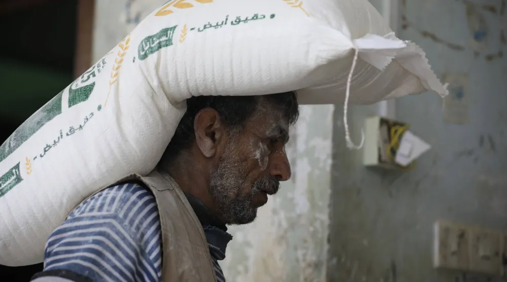 ملايين اليمنيين يعتمدون على المساعدات الدولية في ظل الانقلاب الحوثي (إ.ب.أ)