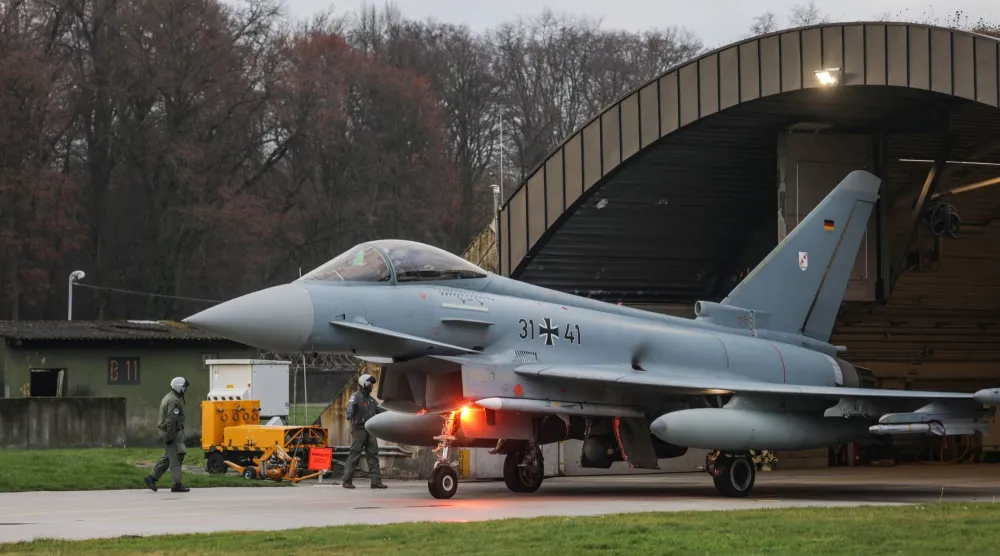 طائرة «يوروفايتر» تابعة لسلاح الجو الألماني تتجه نحو المدرج في قاعدة نورفينيش الجوية للقيام بدورية على حدود بولندا (د.ب.أ)