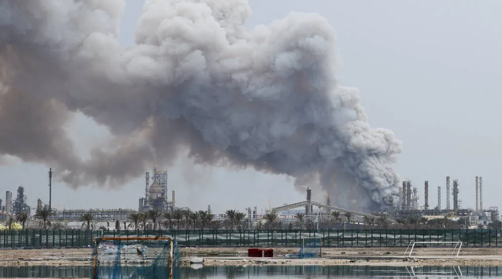 هجوم إيراني على مصفاة بابكو النفطية في البحرين (رويترز)