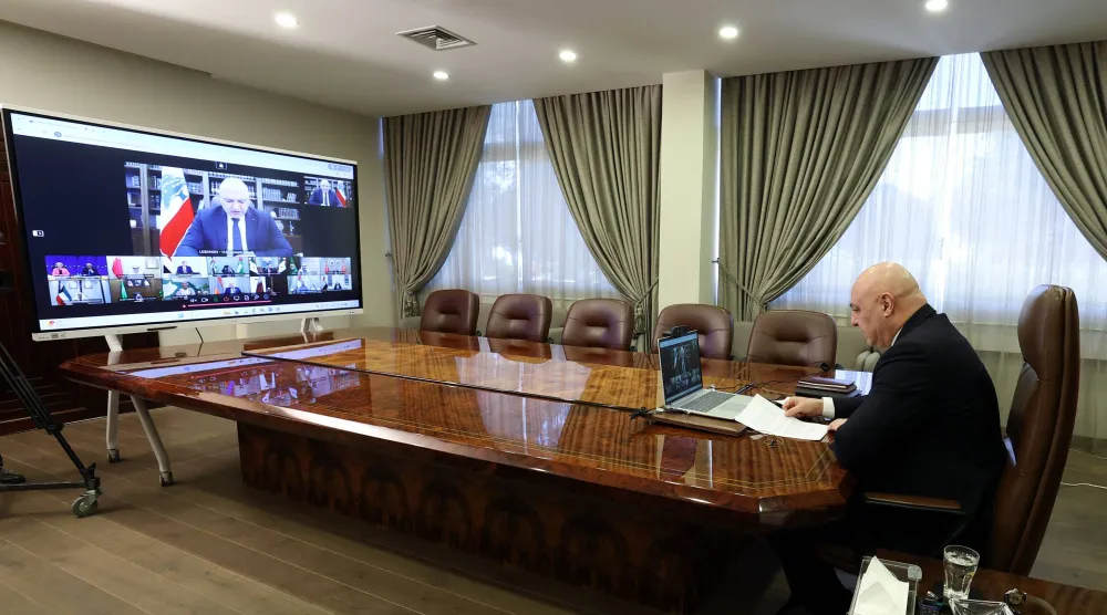 الرئيس اللبناني جوزيف عون مشاركاً بدعوة من رئيس المجلس الأوروبي أنطونيو كوستا ورئيسة المفوضية الأوروبية أورسولا فون دير لاين في لقاء افتراضي عبر تقنية «زووم» شارحاً الواقع اللبناني في ضوء الاعتداءات الإسرائيلية (الرئاسة اللبنانية)