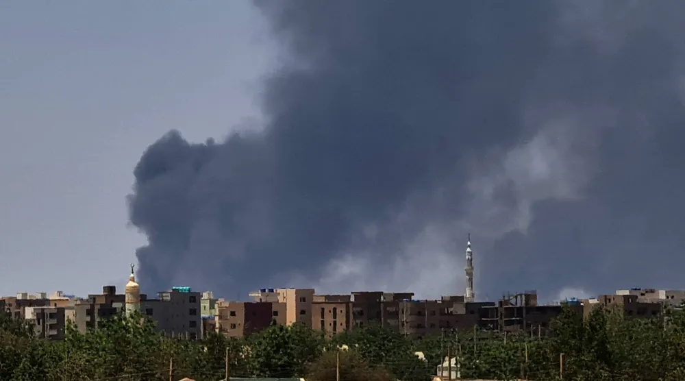 الدخان يتصاعد جراء قصف في بدايات الحرب السودانية (أرشيفية - أ.ف.ب)