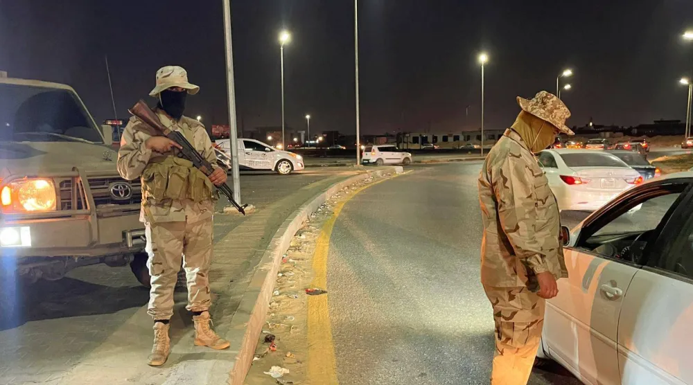 عنصران من «اللواء 51 مشاة» في دورية بشوارع طرابلس (المكتب الإعلامي للواء)