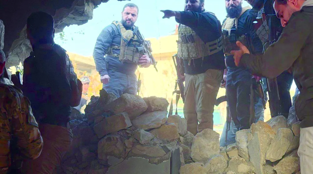 استهداف مبنى يضم خلية من مجموعة «سرايا الجواد» الإرهابية التابعة لسهيل الحسن في ريف جبلة خلال ديسمبر الماضي (الداخلية السورية)