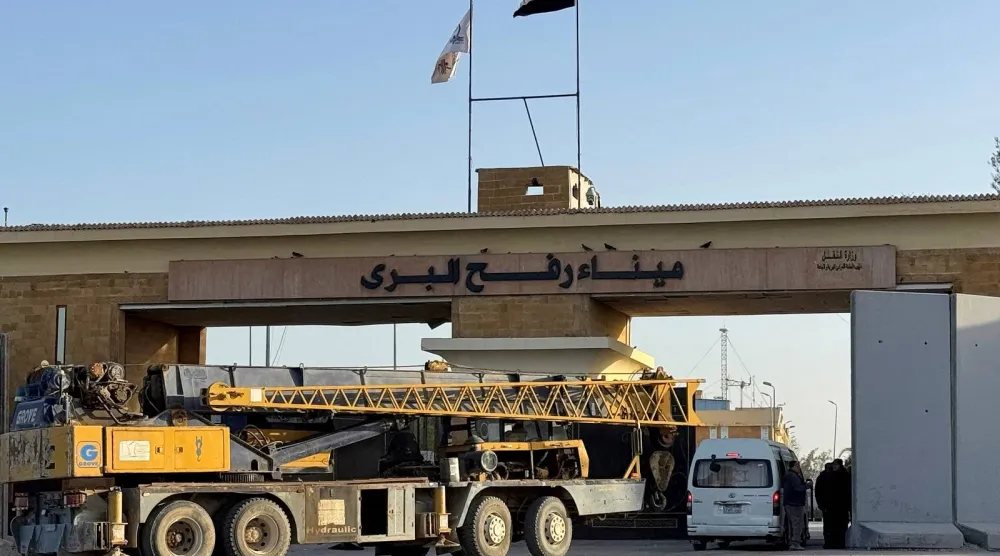 رافعة بناء تدخل من الجانب المصري لمعبر رفح الحدودي مع قطاع غزة (أرشيفية - أ.ف.ب)