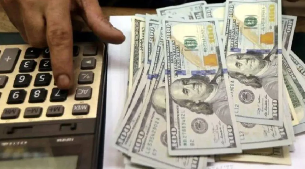 الجنيه المصري واصل هبوطه أمام الدولار تحت تأثير الحرب الإيرانية (رويترز)