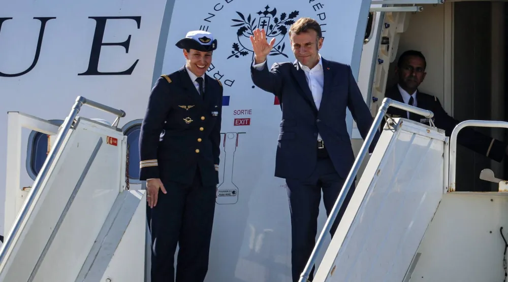 الرئيس الفرنسي إيمانويل ماكرون مغادراً بعد ظهر الاثنين مطار بافوس في قبرص بعد زيارة قصرة للتعبير عن دعم بلاده للجزيرة المتوسطية (رويترز)