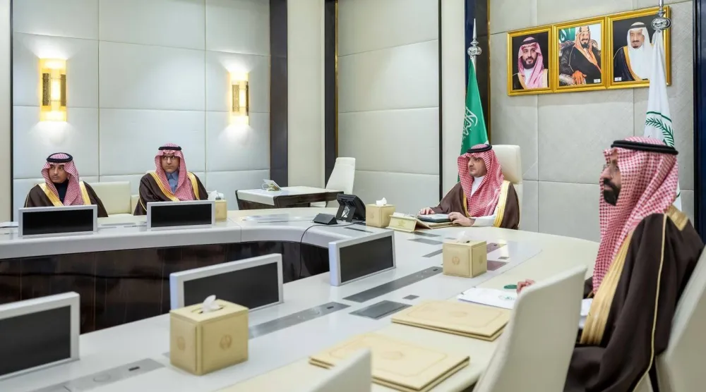 الأمير عبد العزيز بن سعود وزير الداخلية السعودي خلال الاجتماع مع نظيرته البريطانية شابانا محمود عبر «الاتصال المرئي» (واس)