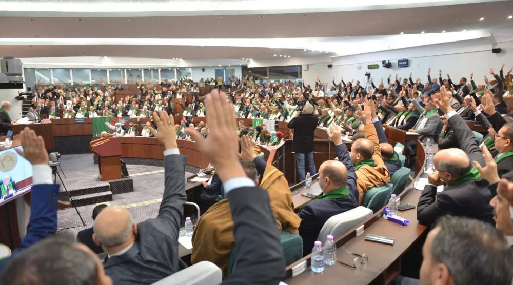 النواب الجزائريون يصوتون على قانون تجريم الاستعمار في نسخته السابقة - 24 ديسمبر 2025 (البرلمان)