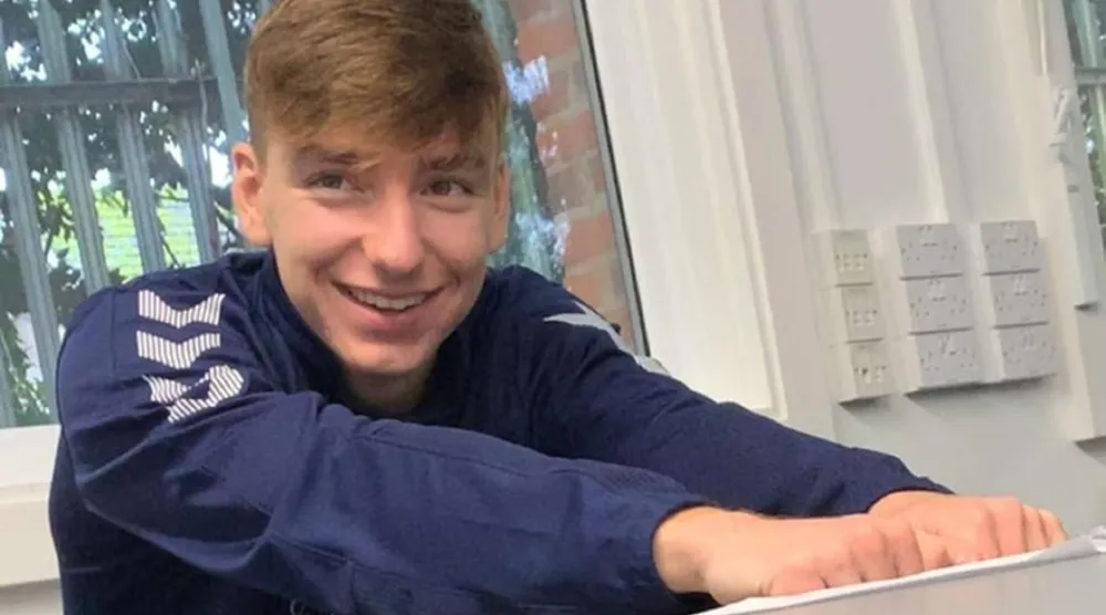 اللاعب الراحل آدم أنكرز (نادي ويكومب واندررز)