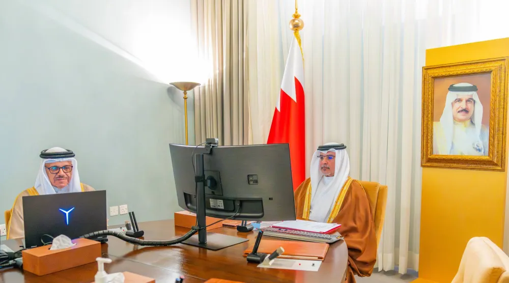 الأمير سلمان بن حمد آل خليفة ولي العهد البحريني خلال مشاركته في الاجتماع (بنا)