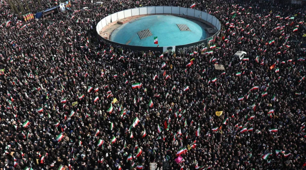 Dün Tahran'ın kalbindeki İnkılap Meydanı'nda yeni Dini Lider Mücteba Hamaney'e desteklerini göstermek için bir araya gelen İranlılar (AP)