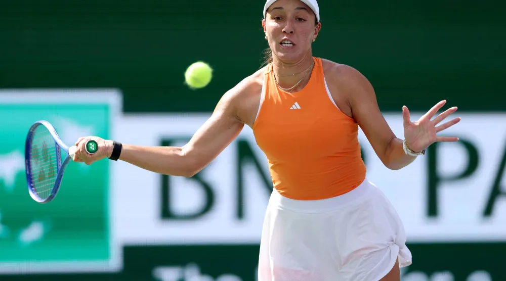 الأميركية جيسيكا بيغولا تتألق في «إنديان ويلز» (أ.ف.ب)