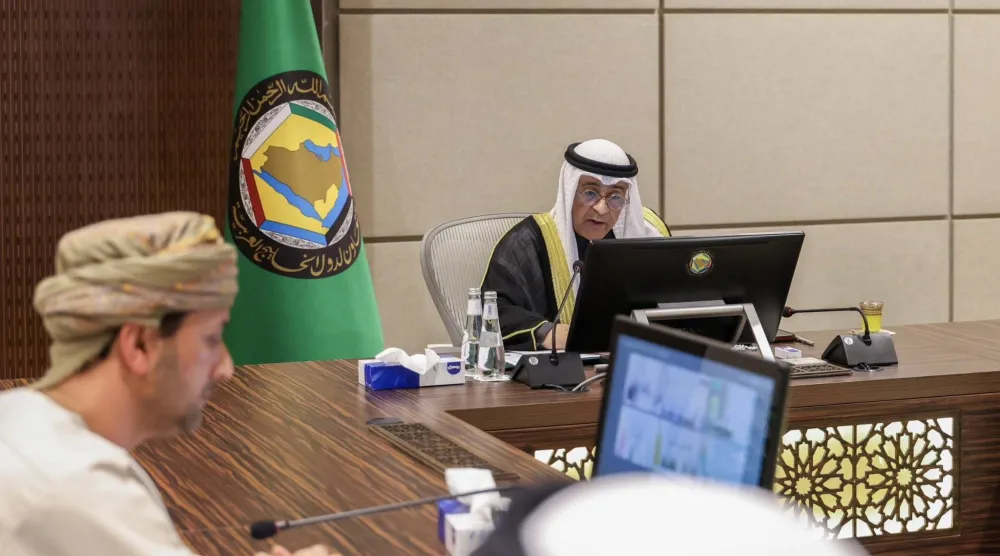 جاسم البديوي يلقي كلمته خلال الاجتماع الاستثنائي لوزراء الإعلام الخليجيين يوم الاثنين (مجلس التعاون)