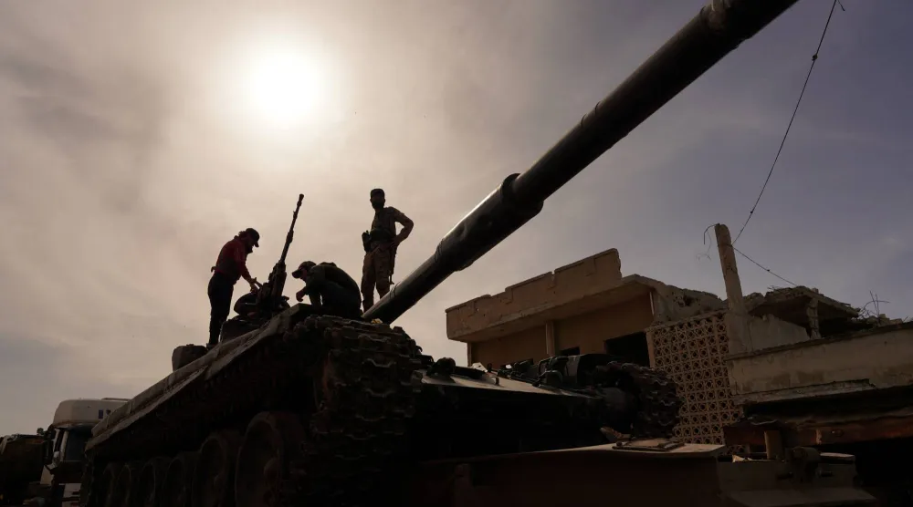 جنود سوريون قرب الحدود مع لبنان (رويترز)