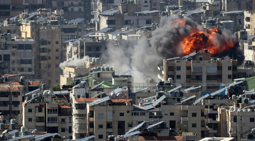 كرة من النار ترتفع من موقع استهدفته إسرائيل في ضاحية بيروت الجنوبية أمس (أ.ف.ب)