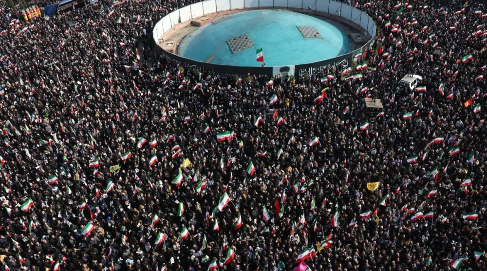 إيرانيون خلال تجمعهم لإظهار دعمهم للمرشد الجديد مجتبى خامنئي في ميدان «انقلاب» وسط طهران الاثنين (أ.ب)