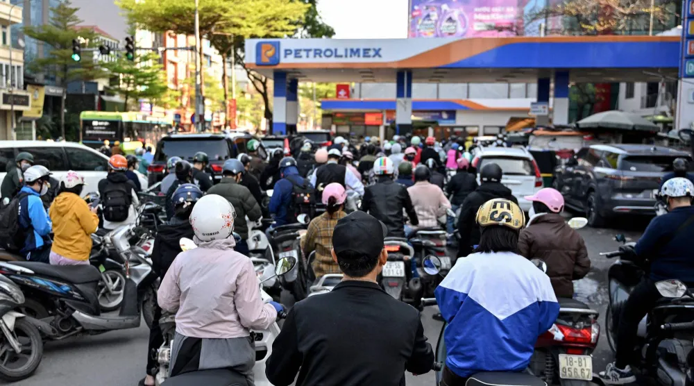 زحام أمام محطة وقود في هانوي عاصمة فيتنام (أ.ف.ب)
