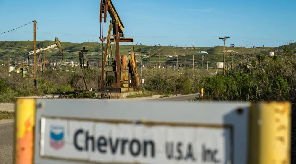 آبار في حقل سان أردو النفطي في كاليفورنيا (أ.ب)