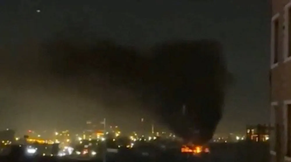 تصاعد الدخان عقب هجوم بطائرة مسيّرة على قنصلية الإمارات في أربيل (رويترز)