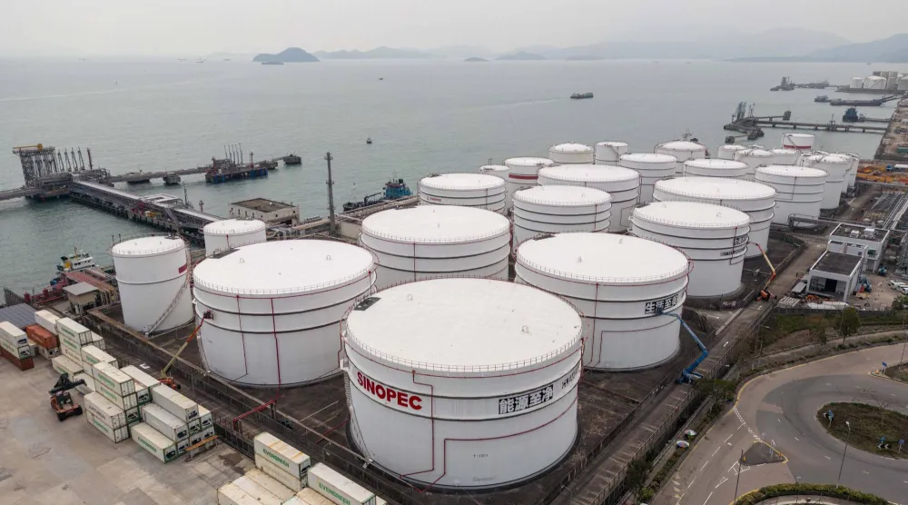 خزانات تخزين النفط في محطة سينوبك النفطية في تسينغ يي بهونغ كونغ (د.ب.إ)