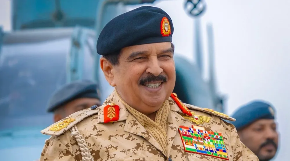 الملك حمد بن عيسى خلال زيارته «سلاح الجو الملكي» الاثنين (بنا)