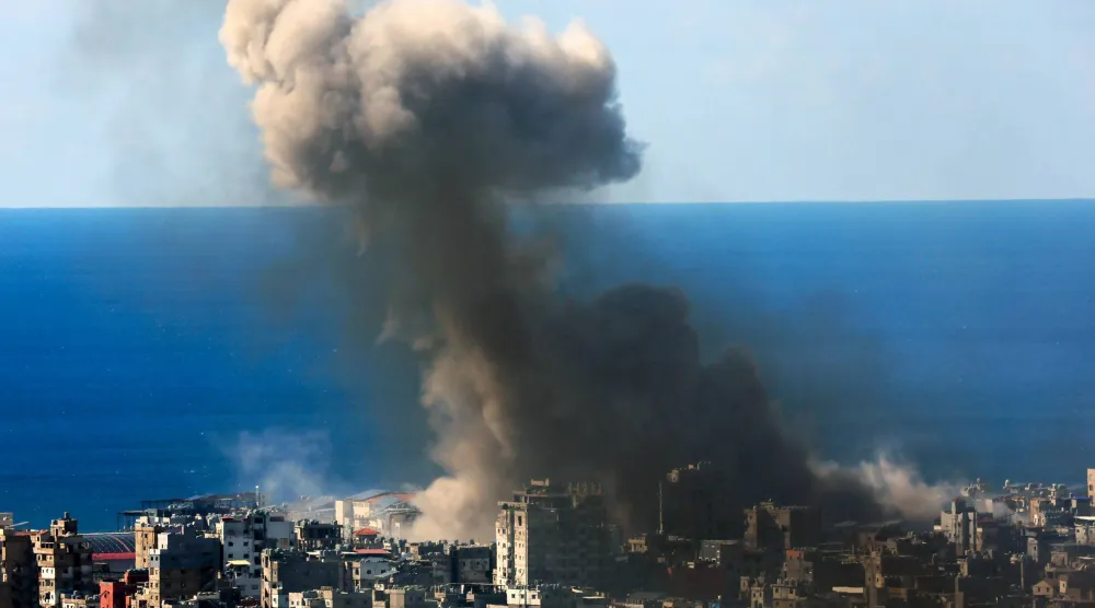 تصاعد الدخان جراء الغارات الإسرائيلية على الضاحية الجنوبية لبيروت (إ.ب.أ)