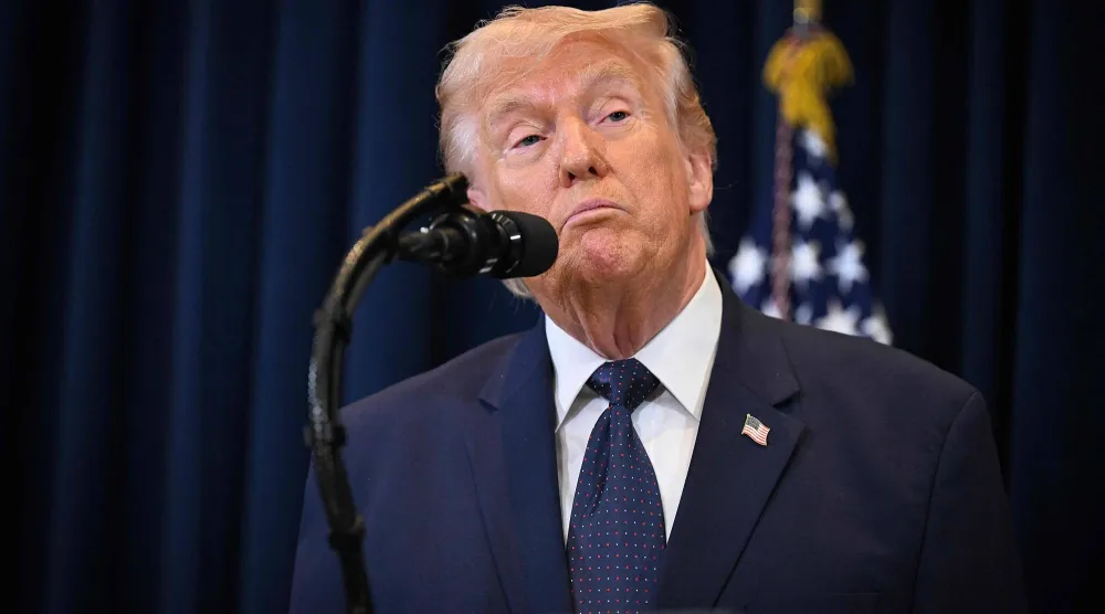 الرئيس الأميركي دونالد ترمب يتحدث إلى الصحافيين خلال مؤتمر صحافي أمس (أ.ف.ب)