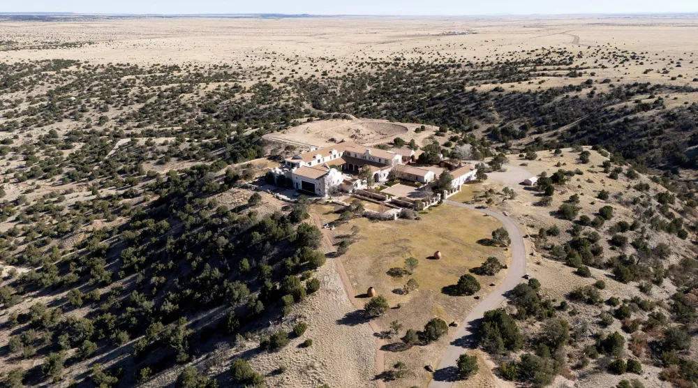 صورة التقطتها طائرة مسيرة تُظهر «مزرعة زورو» وهي كانت مملوكة سابقاً لجيفري إبستين بالقرب من ستانلي في نيو مكسيكو (رويترز)