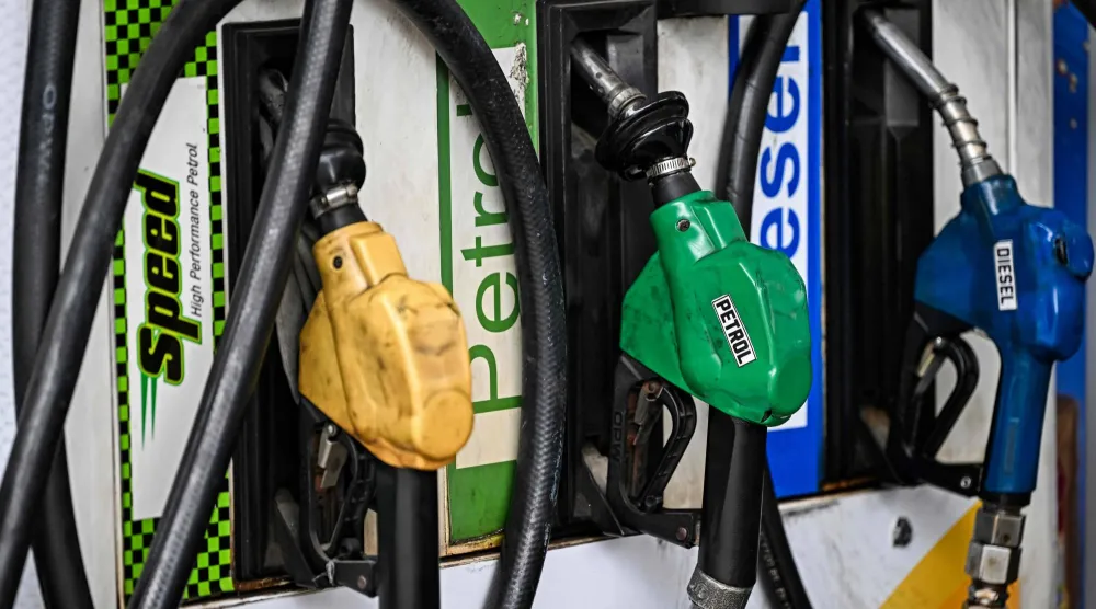 فوهات ضخ الوقود في محطة وقود تابعة لشركة «بهارات بتروليوم» بنيودلهي (أ.ف.ب)