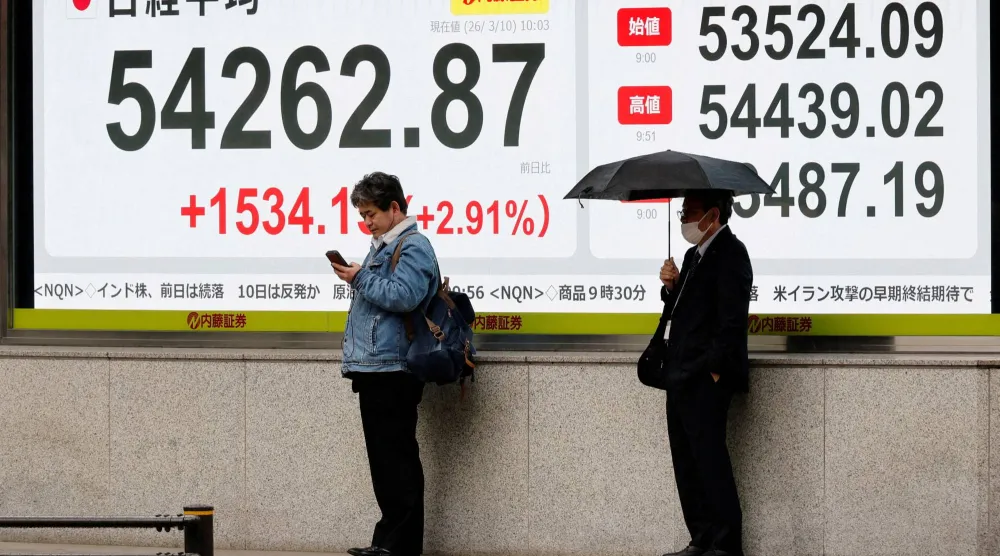 شاشة تعرض حركة الأسهم في وسط العاصمة اليابانية طوكيو (رويترز)