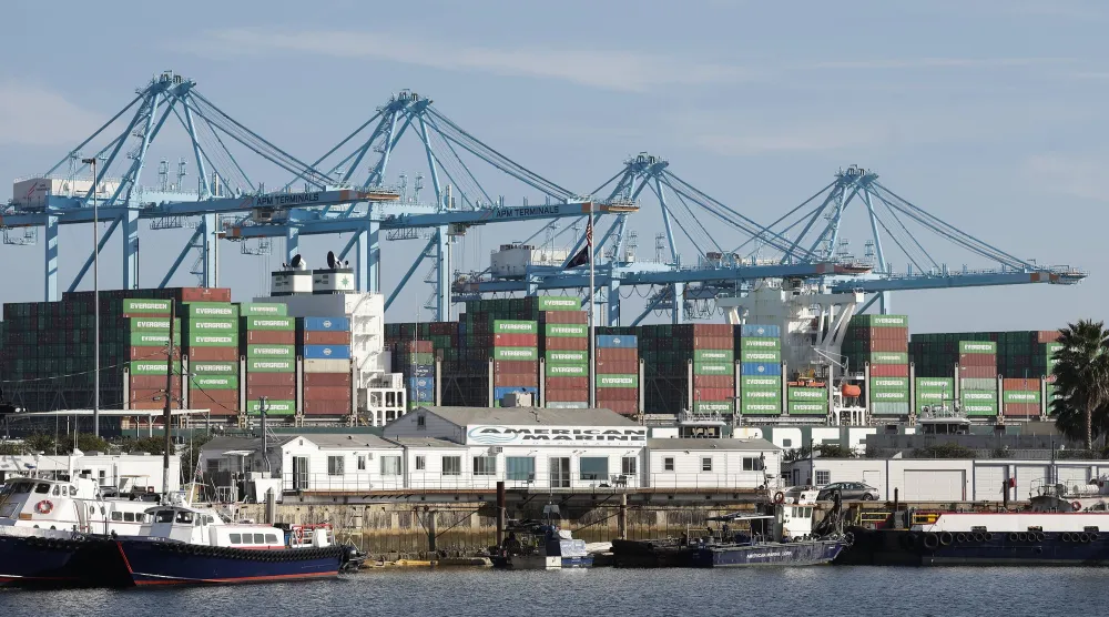 حاويات الشحن في ميناء لوس أنجليس بكاليفورنيا (إ.ب.أ)