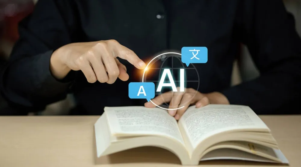 صفحات فارغة تحمل احتجاجاً أدبياً واسعاً (شاترستوك)