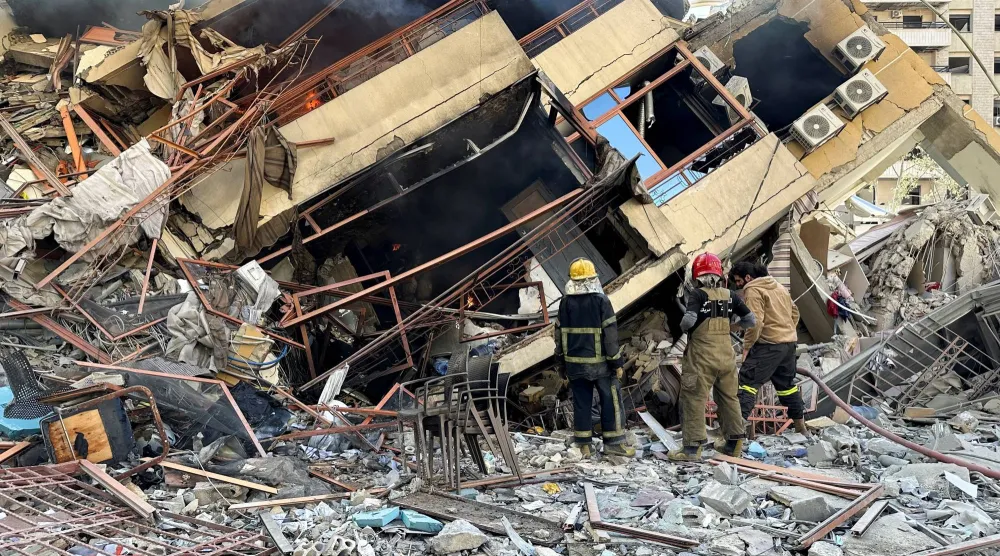 يتفقد عناصر من «الدفاع المدني» اللبناني مبنىً مهدماً بعد غارة إسرائيلية على الضاحية الجنوبية لبيروت (رويترز)