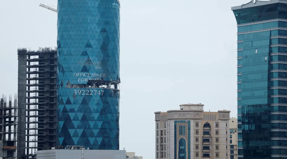 مبنى تضرّر جراء غارة جوية إيرانية بطائرة مُسيرة على العاصمة المنامة (رويترز)