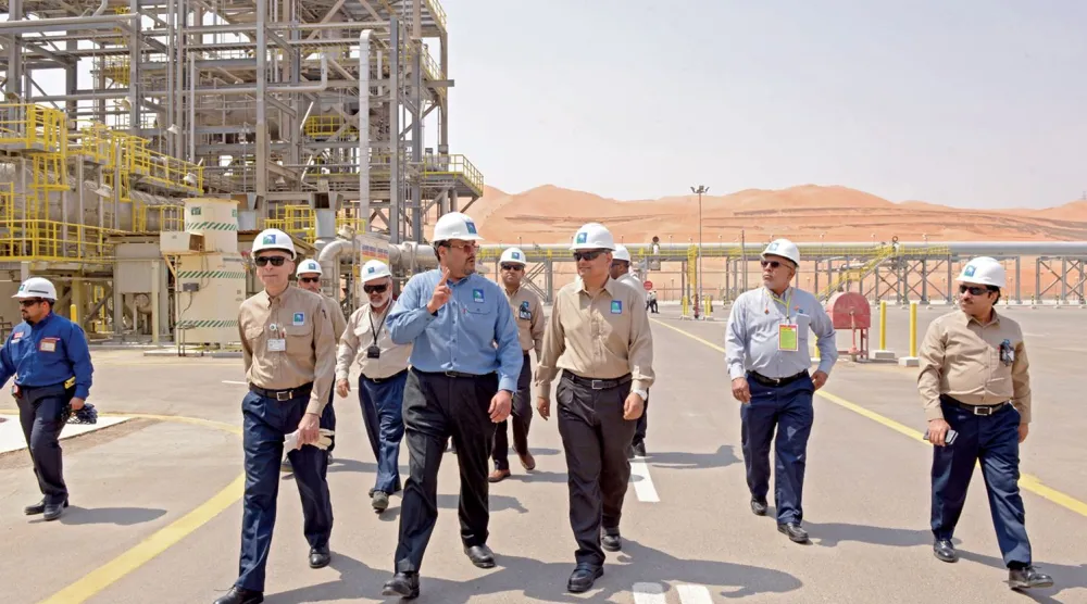 مهندسون في حقل الشيبة (أرامكو)