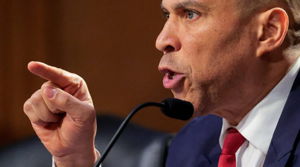 السيناتور الديمقراطي كوري بوكر في جلسة استماع بالكونغرس 3 مارس 2026 (أ.ف.ب)