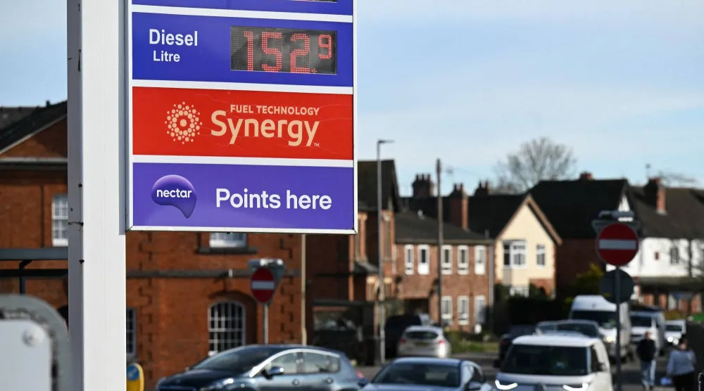 سعر لتر البنزين الخالي من الرصاص ووقود الديزل خارج محطة وقود تابعة لشركة «إيسو» في لوتروورث وسط إنجلترا (أ.ف.ب)