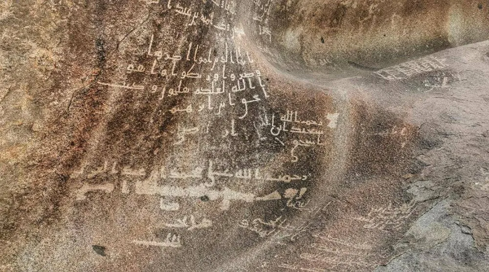 60 نقشاً إسلامياً مبكراً في «عسيلة» مكة المكرمة (واس)